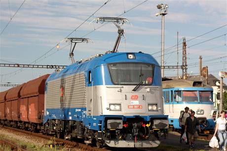 Nová lokomotiva Škoda řady 380 vede nákladní vlak
