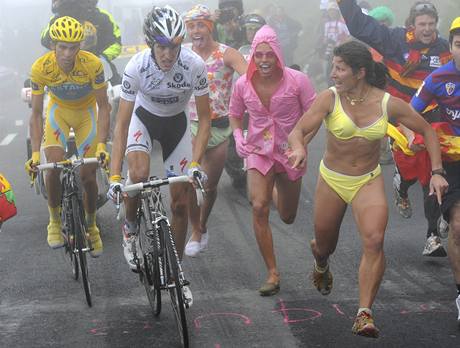 V clovm stoupn na Tourmalet panovalo ps poas. Pesto to nkterm fanynkm a fanoukm nezabrnilo oblct se nalehko a povzbuzovat duo Andy Schleck (v blm) a Alberto Contador