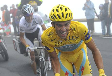 OJEDINL MOMENT. Alberto Contador se pokusil nastoupit Andymu Schleckovi bhem stoun na Tourmalet