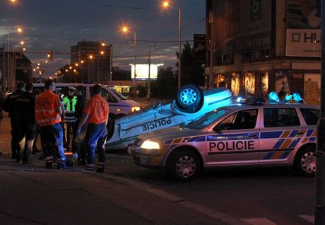 Policejn auta se v kiovatce srazila pi pronsledovn prchajcho idie. Jedno z nich skonilo na stee.