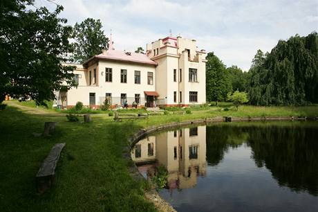V roce 1886 továrník Seykora začal stavět neorenesanční vilu u Kostelce. Dokončil ji v letech 1904 až 1906