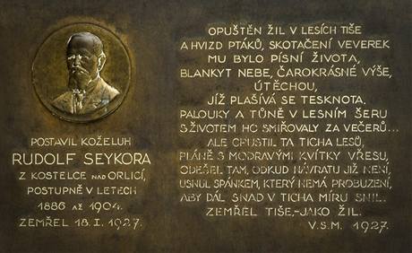 Pamtn deska Rudolfa Seykory, kter vilu Sklenku nechal postavit