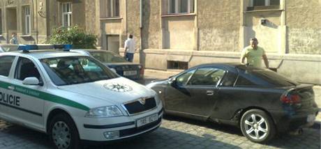 Policist nali auto, jeho idi dajn srazil na pechodu dva chodce a z msta ujel (22. 7. 2010)