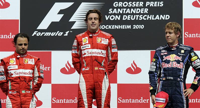 STUPN VÍTZ. Velkou cenu Nmecka vyhrál Alonso z Ferrari, druhý skonil jeho stájový kolega Massa, tetí se umístil Vettel ze stáje Red Bull. 