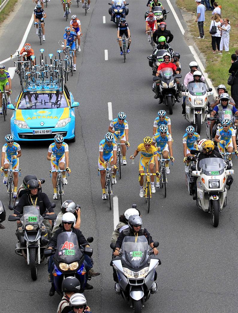 OSLAVA PI ZÁVODU. Alberto Contador (ve lutém) má vítzství v Tour de France jisté, a tak oslavuje u bhem poslední etapy. S kolegy ze stáje Astana si pipil ampaským.
