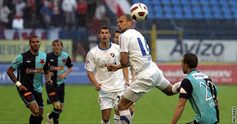 Ostravský úto�ník Varadi hlavi�kuje v ligovém duelu proti Slavii.