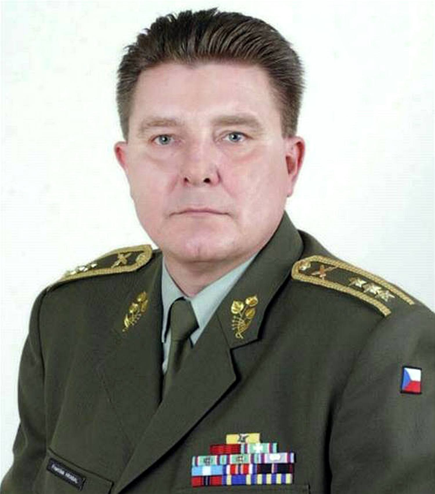 Ná�elník Vojenské kancelá�e prezidenta republiky Franti�ek Hrabal nemusel o kontaktech majorky s ruským vyzv�da�em v�d�t, p�esto musel z funkce odejít.