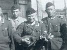 Dozorci v nacistickém táboe Belzec. Samuel Kunz je na fotografii tetí zprava s mandolínou v ruce 