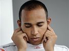 Lewis Hamilton eká pi druhém tréninku na GP Nmecka na opravu svého vozu
