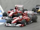 Velká cena Nmecka. V ele je Felipe Massa ze stáje Ferrari, následuje ho týmový kolega Fernando Alonso, tetím vzadu je Sebastian Vettel z Red Bullu.