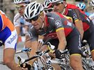 Lance Armstrong (v popedí vlevo) projídí Paíí pi poslední etap Tour de