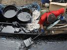 Místní rybái odklízejí ropu ze lutého moe (22. ervence 2010)