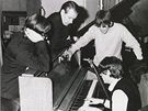 Beatles ve studiu Abbey Road u pianina Challen p�i práci na písni�ce Paperback Writer