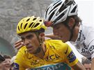 Alberto Contador (vlevo) a Andy Schleck v cíli 17. etapy Tour de France