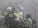 V cílovém stoupání na Tourmalet panovalo psí poasí. Andy Schleck (v bílém) a Alberto Contador stoupají do cíle