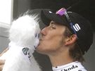 Vítz 17. etapy Tour de France Andy Schleck líbá plyovou hraku