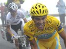 OJEDINLÝ MOMENT. Alberto Contador se pokusil nastoupit Andymu Schleckovi bhem stoupání na Tourmalet