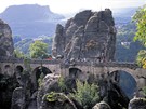 Saské výcarsko. Vyhlídková terasa Bastei s prvním skalním turistickým mostem v