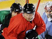 BEZ PRCE. Hokejist, kte chtli hrt v tmu HC Lev, jsou bez prce. Je mezi nimi i Jaroslav Bedn (vlevo u puku)