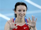 Ruska Maria Savinovov se raduje z postupu do finle v zvod na 800 m.