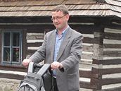Kn�z Piotr zkou�í Segway p�ed roubenkou z 18. století 