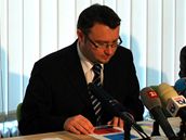 Ministr ivotnho prosted Pavel Drobil (tet zleva) pedstavuje sv programov priority