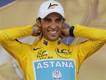 Alberto Contador se raduje. Vítězství v letošní Tour má na dosah.