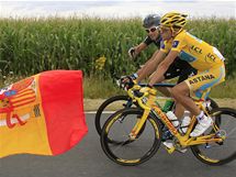 ZA PANLSKO. Alberto Contador si jede pro triumf na Tour de France, doprovz ho pi tom tak panlsk vlajka.