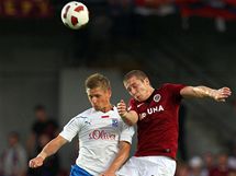 Zlonk Sparty Juraj Kucka v hlavikovm souboji s tonkem Poznan Arturem Wichniarkem.