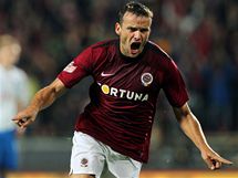 NE�EKANÝ ST�ELEC. Stoper Sparty Erich Brabec moc gól� nedává, jeho trefa proti...