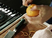 Proužky kůry z chemicky neošetřeného pomeranče si naškrábejte speciální škrabkou