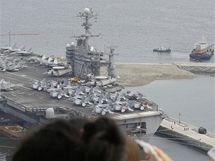 Letadlov lo americkho nmonictva USS George Washington v jihokorejskm pstavu Busan ek na vojensk cvien 