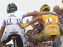 Alberto Contador (vpravo) a vtzn Andy Schleck v cli 17. etapy Tour de France