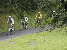 Cyklist bhem 17. etapy Tour de France. Ve lutm dresu Alberto Contador
