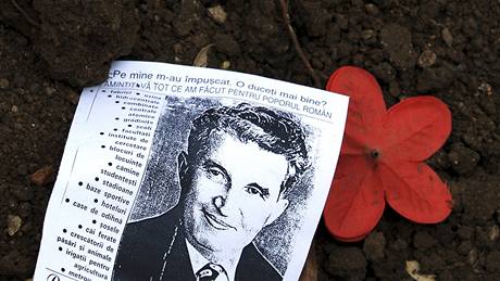 Rumuntí vdci exhumovali ostatky komunistického diktátora Nicolae Ceaueska a jeho eny Eleny.