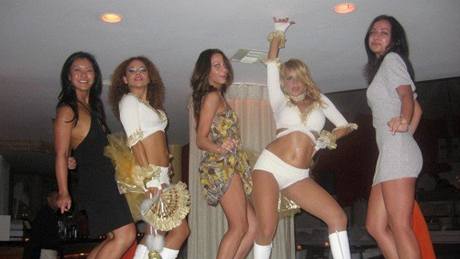 Gruzínská ministryn hospodáství Vera Kobaliová (uprosted) a její híchy mládí