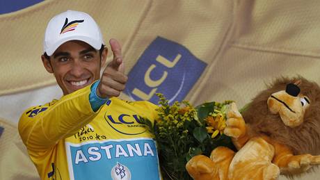 Alberto Contador se raduje. Vítzství v letoní Tour má na dosah.