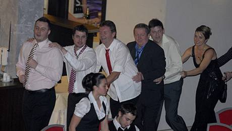 PLNOU PAROU VP�ED. Maxim Turbulenc strhli na plese v Plzni do vlá�ku i...