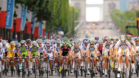 CHAMPS-ELYSÉES. Záv�re�ná etapa Tour de France do Pa�í�e se jede v sousedském tempu. Na Champs-Elysés se v�ak znovu za�ne závodit, prvenství u Vít�zného oblouku se cení.