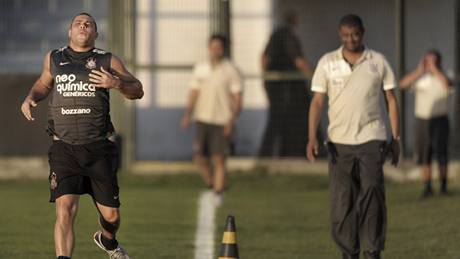 TOHLE JE DINA. Legendární Ronaldo s nadváhou se potí pi tréninku Corinthians.