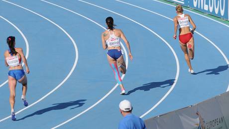 Hezké nohy Denisu Rosolovou nic nebolí, náplast má pro ozdobu.