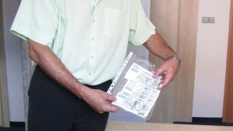 Kriminalista Antonín Hrdli�ka ukazuje 15 tisíc korun, které m�ly slou�it jako záloha za vra�du