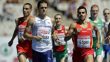 Jakub Holua (vlevo v bílém) dobíhá do cíle rozbhu na 800 metr na ME v Barcelon