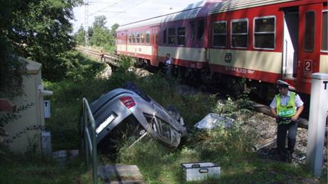 Stet vlaku s fabií na pejezdu mezi zastávkou Morké Lazce a stanicí títina na Opavsku