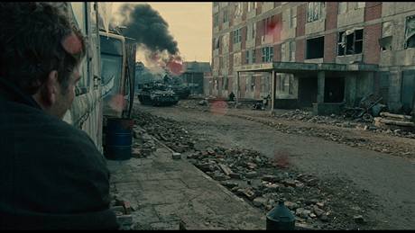 Záb�r z filmu Potomci lidí, o n�m� Mark Fisher na n�kolika místech své knihy pí�e