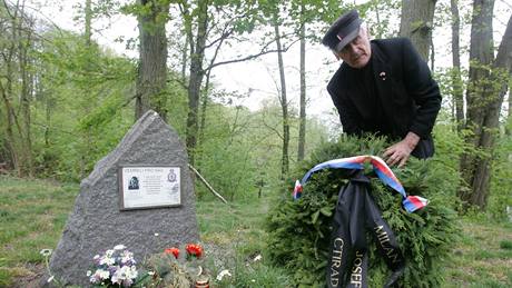 Suté Behy, 6. kvtna 2007 - pietní vzpomínka na eské letce, kteí padli ve druhé svtové válce. len tetího odboje Milan Paumer, poloil vnec k jejich památníku.