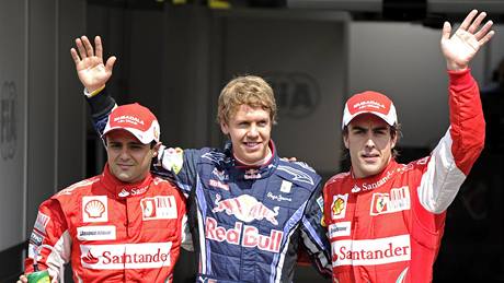 Vítz kvalifikace Sebastian Vettel (uprosted) pózuje s druhým v poadí Fernandem Alonsem (vpravo) a tetím Felipe Massou.