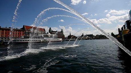 Malmö, p�es fontánu pohled ke starému m�stu