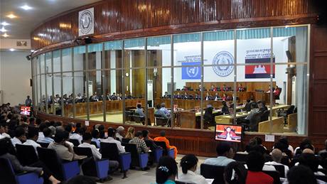 Mezinárodní trestní tribunál rozhoduje o osudu bývalého kápa vznice S-21  Kang Kek leua, pezdívaného Duch (26. ervence 2010)