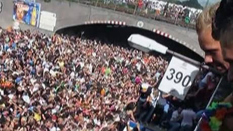 Snímek z amatérského videa zachycuje úastníky Loveparade, kteí uvázli v tlaenici ped tunelem u východu (24. ervence 2010)